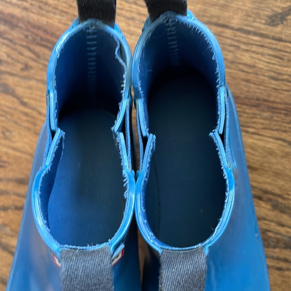Blue Hunter ankle rain boots size 5 girl, 4 boy— more like 2-3 - Picture 5 of 13